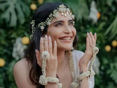 Bollywood weddings Karishma Tanna Wedding, Haldi Look For Bride, Bollywood Brides, Haldi Look, Karishma Tanna, Haldi Ceremony Outfit, Wedding Flower Jewelry, Indian Wedding Bride, Bridal Trends