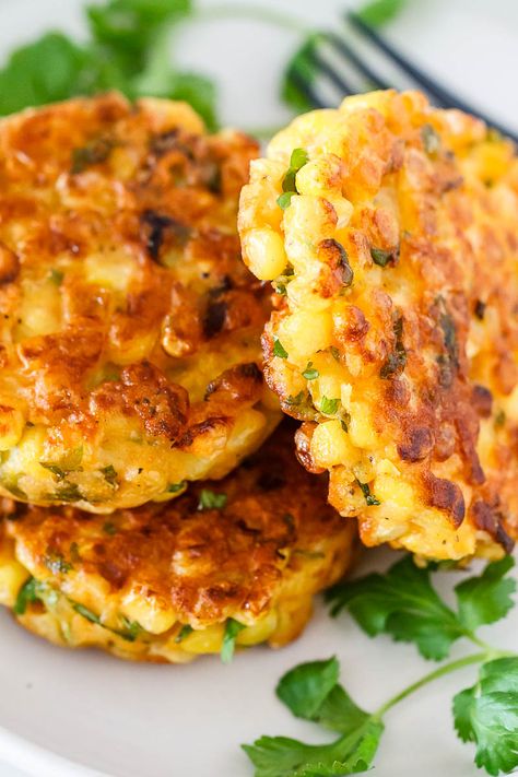 Corn Fritters Recipe - Crispy on the edges, soft in the middle and so delicious, a great side dish for a host of dinners! Side Dishes For Butter Chicken, Chicken Finger Side Dishes, Recipes For Side Dishes, Corn Patties, Corn Fritters Recipe, Bbq Side Dish Recipes, Sweetcorn Fritters, Corn Fritter, Corn Fritter Recipes