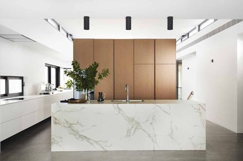 Dekton House is a contemporary entertainer's dream - Complete Home Cosentino Dekton, Bold Kitchen, Living/dining Room, Sustainable Kitchen, Meme Design, Kitchen Worktop, Black Kitchens, Kitchen Space, Contemporary Kitchen