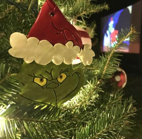 Grinch clay ornament Grinch Salt Dough Ornament, Grinch Clay Ideas, Air Dry Clay Christmas Ornaments Diy, Grinchmas Ornaments, Grinch Pottery, Grinch Clay Ornament, Grinch Arabesque Ornaments, Fused Glass Grinch Ornament, Sculpey Clay