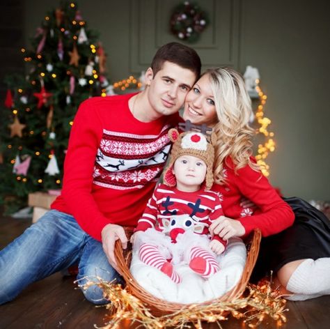 séance photo famille noël pulls rouges Xmas Pictures, Family Christmas Pictures, Christmas Family Photos, Christmas Photography, Santa Baby, Christmas Mood, 1st Christmas, Christmas Pictures, Christmas Traditions