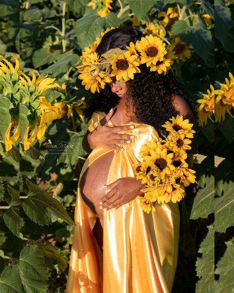 Sunflower Maternity Pictures Black Women, Maternity Photo Shoot With Flowers, Maternity Photoshoot Flowers, Sunflower Pregnancy Photos, Flower Maternity Shoot Black Women, Sunflower Maternity Shoot, Sunflower Maternity Pictures, Flower Maternity Shoot, Floral Maternity Shoot