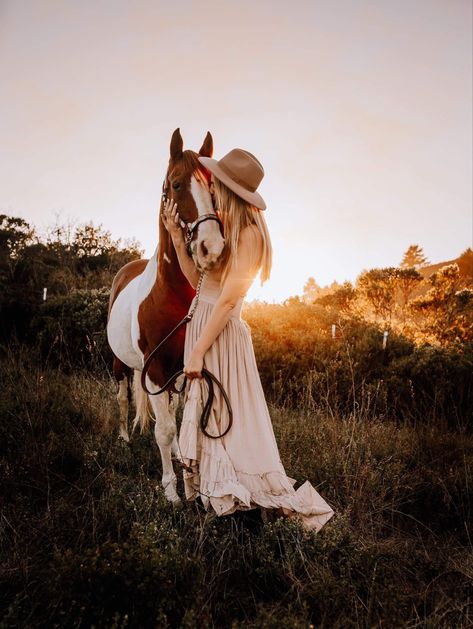 Posing With Horses Photo Ideas, Ethereal Horse Photoshoot, Bridal Photos With Horse, Fall Photoshoot With Horses, Horse Model Photoshoot, Cowboy Horse Photography, Horse Poses Photo Shoots, Photo Session With Horse, Family Photos With Horses Ideas