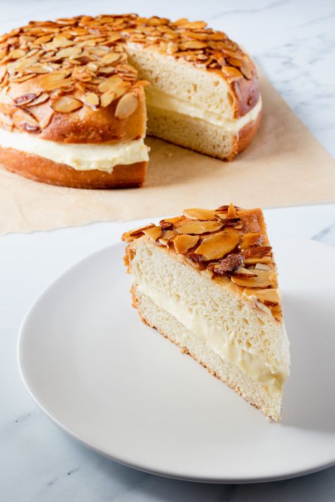 German Bee Sting Cake, German Dessert, Bee Sting Cake, German Cake, German Desserts, Sweet Dough, Rich Desserts, Honey Almonds, Popular Desserts