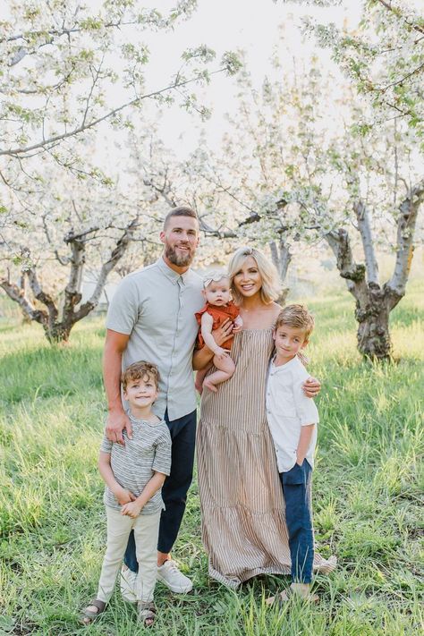 Orchard Family - Cara Loren Spring Family Pictures Outfits, Spring Family Pictures, Summer Family Pictures, Cara Loren, Family Photoshoot Poses, Summer Family Photos, Family Portrait Poses, Fall Family Photo Outfits, Spring Photoshoot