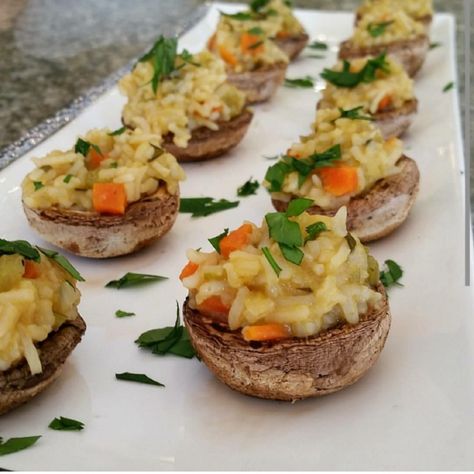 Vegan Veggie Risotto Stuffed Mushrooms Leftover Meatball Recipes, Veggie Risotto, Mushroom Appetizer, Mushroom Appetizer Recipes, Bacon Quiche Recipe, Portabella Mushrooms, Mushroom Appetizers, Chicken Salad Recipe Easy, Delicious Appetizers