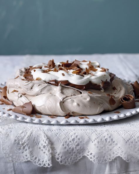 Cocoa and brown sugar lend this meringue a denser, moister, creamier texture than usual. Pavlova Chocolate, Chocolate Pavlova, Baked Meringue, Pavlova Recipe, Think Food, Cannoli, Vegetarian Chocolate, Holiday Desserts, Pavlova