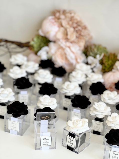 Wedding Favors Black And White, Elegant Party Favors Classy, Classy Party Favors, Luxury Party Favors, Wedding Favors Boxes, Rose Wedding Favors, Classic Black And White Wedding, Corsage And Boutonniere Set, Party Favors For Adults