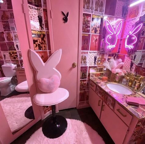 Trashy Y2k Aesthetic Room, 2000s Pop Aesthetic, Bimbocore Room, 2000s Teen Bedroom, Living Room Y2k, Playboy Room, 2000s Room Aesthetic, Y2k House, 2000s Room