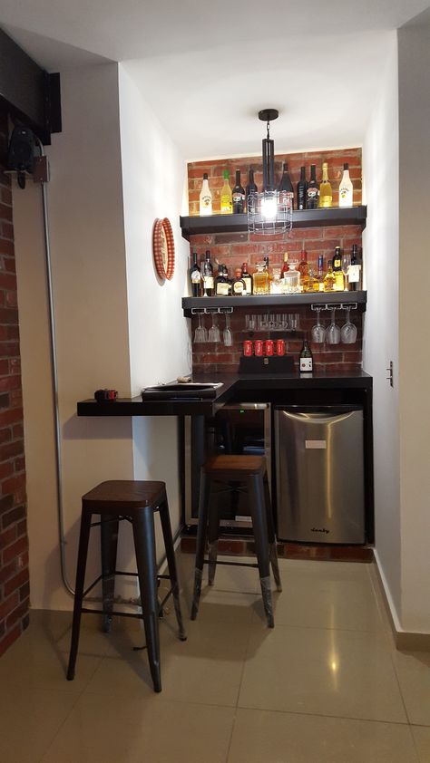 Diy Indoor Bar Small Spaces, Mini Home Bar Small Spaces, Mini Bar At Home Small Spaces, Small Corner Living Room, Tiny Bar Ideas, Wall Bar Ideas For Home, Home Bar Ideas Small Corner, Small Corner Kitchen, Mini Bar Ideas Small Spaces