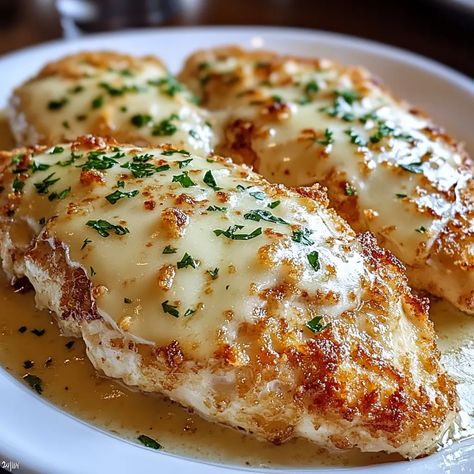 Longhorn Steakhouse Parmesan Chicken Recipe Best Chicken Dinner Ideas, Best Parmesan Chicken Recipe, Trending Chicken Recipes, Easy Sunday Chicken Dinner Ideas, Longhorn Parmesan Chicken, Chicken Dinner Ideas Quick, Dinner Ideas Different, Steakhouse Appetizers, Longhorn Steakhouse Parmesan Chicken