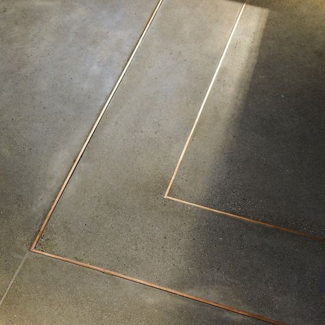 Brass Inlay Floor, Leather Flooring, Concrete Inlay, Kitchen Terrazzo, Micro Concrete, Earth Tone Living Room, Inlay Flooring, Bar Flooring, Concrete Epoxy