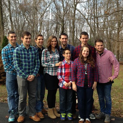 Family Flannel Picture Large Family Photo Shoot Ideas, Family Photo Shoot Ideas, Large Family Photo, Extended Family Pictures, Large Family Photos, Fall Family Photo Outfits, Family Photo Shoot, Photo Shoot Ideas, Family Pic