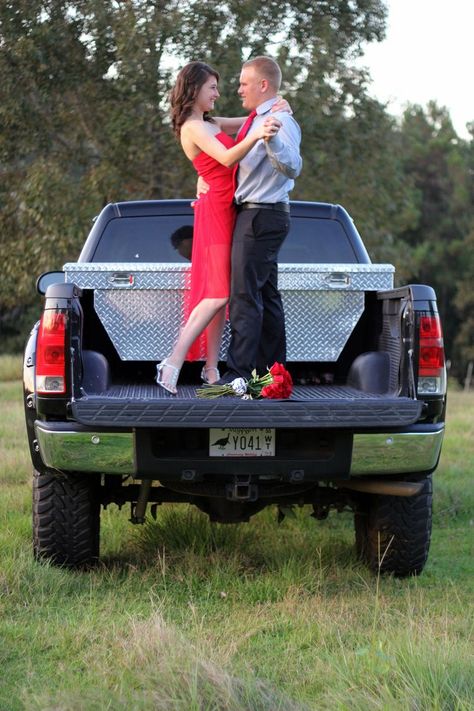 Prom Photo Shoot, Prom Pictures Couples Black, Country Prom, Prom Pictures Group, Hoco Pictures, Prom Photography Poses, Prom 2k17, Homecoming Poses, Hoco Pics