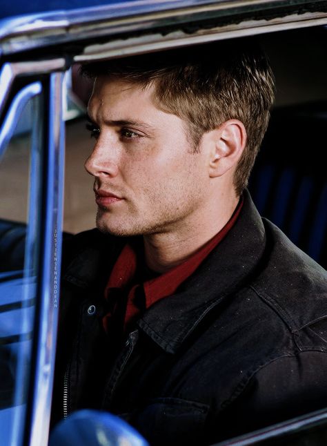 Supernatural Pilot, Jensen Ackles Supernatural, Supernatural Wallpaper, Sam Dean, Pilot Episode, Supernatural Dean, Winchester Brothers, Supernatural Cast, Friends With Benefits