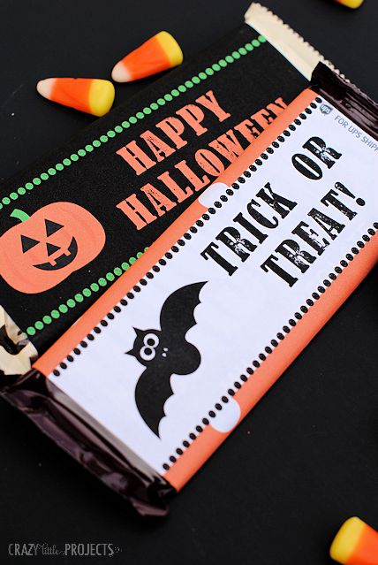 Free Printable Halloween Candy Bar Wrappers-Great for parties or as a fun gift Halloween Candy Bar Wrappers, Halloween Candy Bar, Candy Arrangements, Free Printable Halloween, Candy Grams, Pumpkin Carving Party, Bunny Party, Chocolate Bar Wrappers, Halloween Chocolate