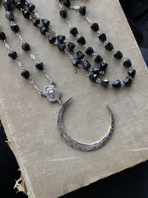 Black Rosary Necklace, Black Rosary, Rosary Style Necklace, Jewelry Goth, Goth Vintage, Dark Jewelry, Goth Necklace, Layered Necklaces Silver, Vintage Goth