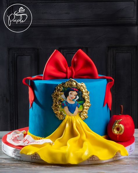 #bluecake #redcake #princesscake #yellowcake #yellowprincesscake #snowWhitecake #applecake Snow White And The Seven Dwarfs Cake, Snow White Birthday Cake, Aladdin Cake, Snow White Cake, Giant Cupcake Cakes, Cake Apple, 15th Birthday Cakes, White Birthday Cakes, Snow White Birthday Party