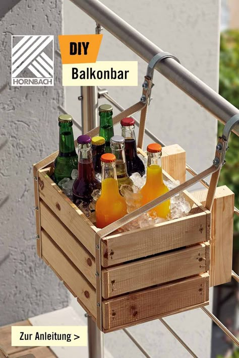 Auf Deinem kleinen Balkon fehlt eine Bar? Wir haben eine Idee für Dich. Aus einem innenhängenden Balkonkasten kannst Du eine Bar für den Balkon machen. Die Balkonbar passt auch auf den kleinsten Balkon. In unserer Anleitung erfährst Du Schritt für Schritt, wie Du eine Balkonbar aus einer Obstkiste baust. How To Build A Balcony, Balcony Shelf, Diy Balcony Bar, Balcony Allotment, Runnen Ikea Balkon, Diy Balcony, Balcony Bar, Modern Floating Shelves, Diy Grill