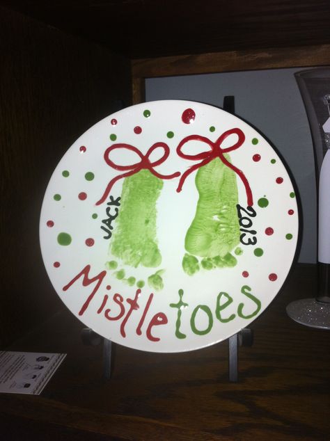 "Mistletoes" plate Diy Christmas Plate, Mistletoes Footprint Craft, Mistletoe Footprint, Reindeer Footprint, Santa Footprints, Christmas Handprint Crafts, Baby Footprint Art, Footprint Craft, Grandparents Christmas