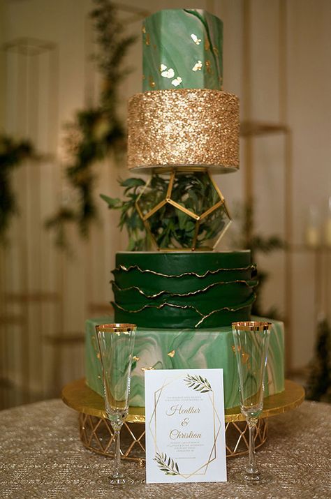 Lime Green And Gold Wedding, Dark Green Wedding Cake Ideas, Dark Green Wedding Cakes, Emerald Wedding Cake, Wedding Cake Emerald Green, Wedding Cake Dark, Enchanted Forest Quinceanera Theme, Dark Green Wedding, Rose Gold Wedding Cakes