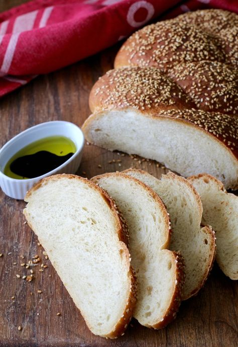 Scali bread is a braided Italian style bread that is coated in sesame seeds. The interior is very light and fluffy and the crust is super soft. Scali Bread Recipe, Pizza Sauce Recipes, Pizza Crust Recipes, Pizza Recipe Easy, Pizza Bread Recipe, Challah Bread Recipes, Pizza Roll Recipe, Savory Breads, Delicious Pizza Recipes