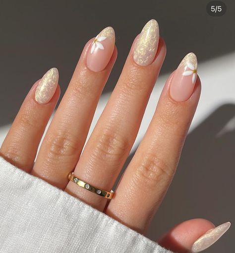 Simple Nails Engagement, Pearl Nails With Design, Minimal Holiday Nails, Gel Nails Ideas Short Summer Simple, Cute Engagement Nails, White And Gold Nails Simple, Soft French Nails, Round Nails Ideas, Short Almond Designs