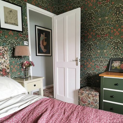 Cottagecore Room Ideas, Cottagecore Bedrooms, English Country Bedroom, Liberty Wallpaper, Cottagecore Bedroom Ideas, Cottagecore Bedroom, Cottagecore Living, Cottagecore Room, Morris Homes