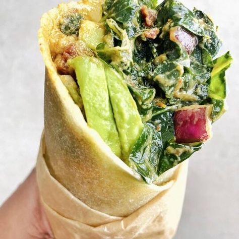 Easy To Make Spicy Kale Wrap (Tassilis Raw Copycat Recipe) Vegan Raw Veggie Lunch Ideas, Kale Lunch Recipes, Vegan Raw Dinner Recipes, Raw Veggie Sandwich, Raw Dehydrated Wraps, Raw Food Dinner Ideas, Raw Veggie Dinner, Alkaline Raw Recipes, Raw Vegan Ideas