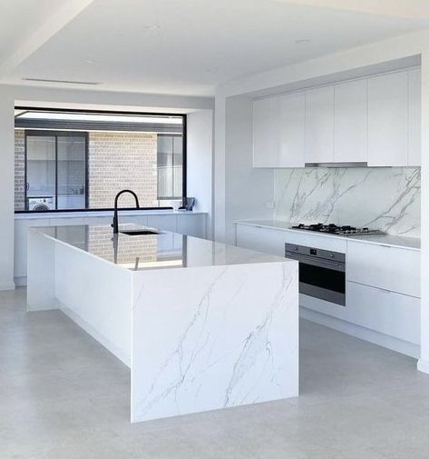 White Grey Marble Kitchen, White Big Kitchen, White Glossy Kitchen Cabinets Modern, Modern Kitchen Design Luxury 2023 White, Luxury Kitchen Cabinet Design, White Glossy Kitchen, Kitchen Design Modern Contemporary, Glossy Kitchen, Luxury Kitchen Cabinets