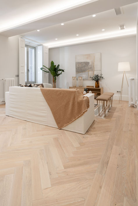 Suelo de madera de Roble formato Espiga color Boheme. El estilismo de la tarima de madera en Espiga en un color claro que amplia los espacios. #vetaparket #suelodemadera #tarimademadera #parquets #sueloespiga #tarimaespiga Parquet Chevron, Wood Floor Pattern, Urban Apartment, Home Design Decor, Santa Clara, Dream House, Apartment, Flooring, Wood