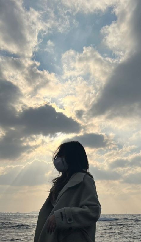 Cloud Girl Aesthetic, Cloudy Photoshoot, Cloudy Sky Aesthetic, Canvas Art Gifts, Sky People, Daily Love, Some Good Quotes, Dark Clouds, Selfie Ideas