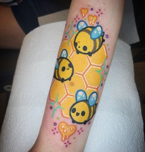 Cute Bee Tattoo, Honey Combs, Bestie Tattoo, Funky Tattoos, Tattoo Parlor, Kawaii Tattoo, Cute Little Tattoos, Cute Tiny Tattoos, Tatuaje A Color