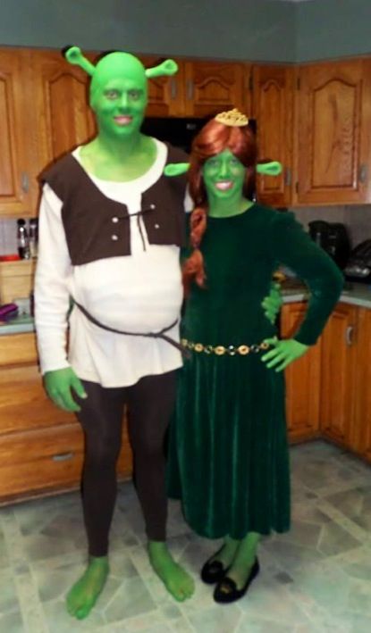 Shrek and Fiona costume!! Shrek And Fiona Costume Couple, Shrek And Fiona Costume, Shrek Halloween, Shrek And Fiona, Fiona Costume, Shrek Costume, Princess Fiona, Memes Random, Costume Themes