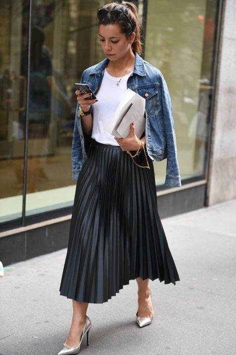 Black Pleated Skirt Outfit, Pleated Outfit, Black Skirt Outfits, Rok Outfit, Pleated Skirt Outfit, Casual Chic Spring, Leather Skirt Outfit, Skirt Diy, Long Skirt Outfits