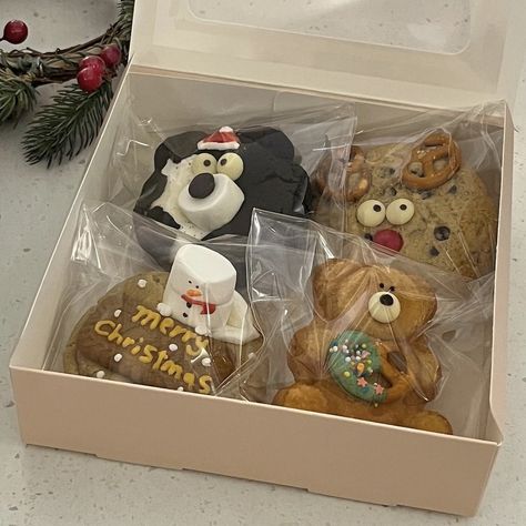 Christmas Cookie Box Aesthetic, Biscuit Aesthetic, Bake Sale Packaging, Kawaii Cookies, Cookie Business, Xmas Cake, Creative Birthday Gifts, Cute Baking, Cookie Packaging