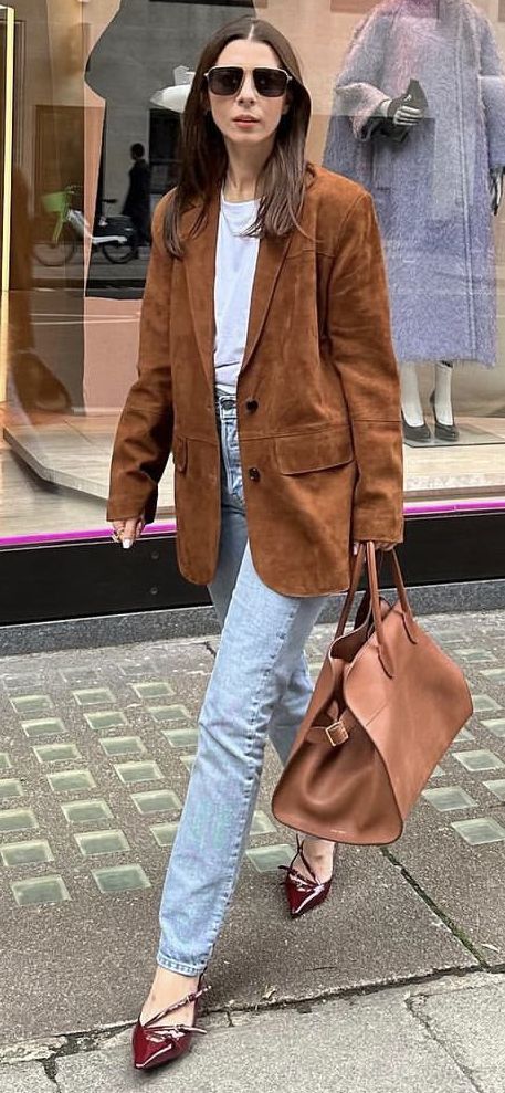 Anthro Outfits, Tan Suede Jacket Outfit, Suede Blazer Outfit, Boucle Jacket Outfit, Khaki Jacket Outfit, Brown Suede Jacket Outfit, Elsa Fashion, Suede Jacket Outfit, Street Style 2023