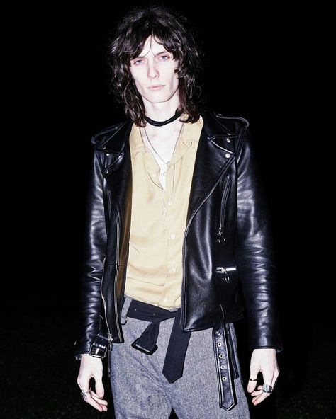 Guy In Leather Jacket, Justin Gossman, Goth Guy, 90s Goth, The Wedding Singer, Boys Long Hairstyles, Minimal Look, Long Hair Styles Men, Mens Casual Outfits