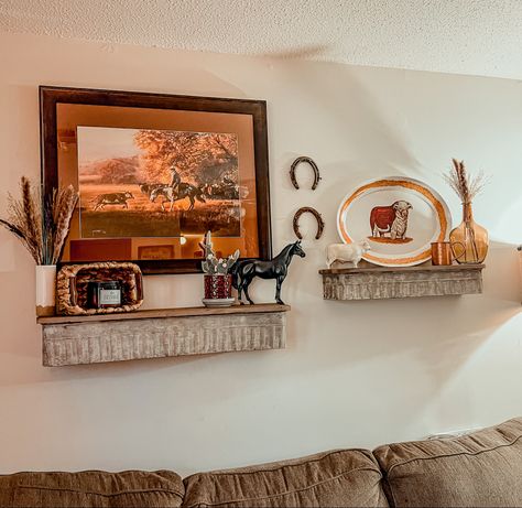 Western Shelves Ideas, Western Knick Knacks, Western Kitchen Counter Decor, Texas Style Home Decor, Vintage Western Aesthetic Home, Fall Western Decor, Western Shelf Decor Ideas, Living Room Western Decor Ideas, Vintage Western Living Room