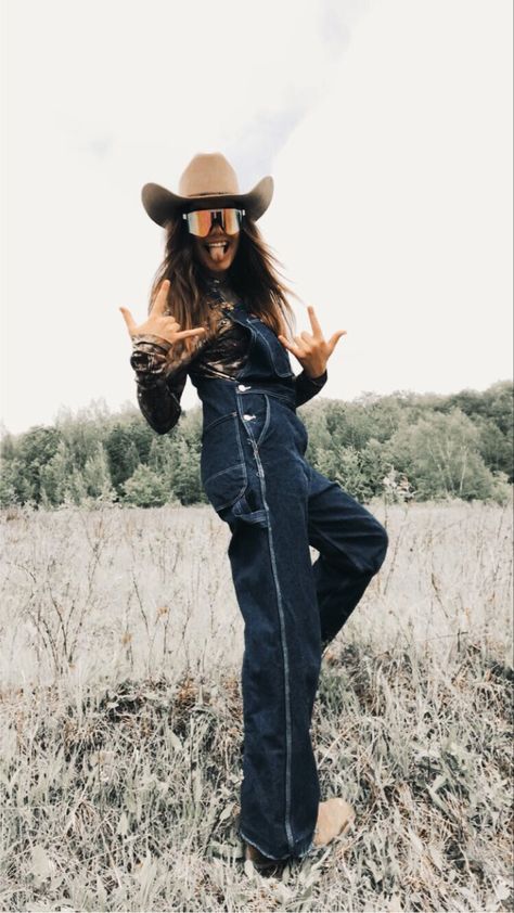 Country Besties, Overalls And Boots, Overalls Outfits, Western Fits, Southern Outfits, Style Overalls, Jeans Overall, Western Style Outfits, Country Women