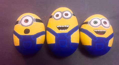 Minions painted rocks Minion Stone Painting, Painting Ideas Minions, Minion Rock Painting, Stone Painting Ideas, Minion Painting, Minion Rock, Colorful Rocks, Rock Painting Flowers, Rock Painting Tutorial