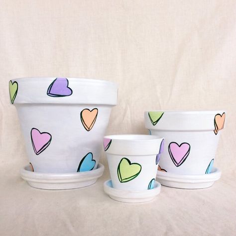 Plant Pots Crafts, Plant Pot Design, Diy Pottery Painting, Flower Pot Art, Plant Pot Diy, Painted Pots Diy, Flower Pot Design, Painted Plant Pots, Painted Clay Pots