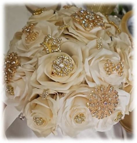 Handmade quinceañera bouquet with Dark Champagne and Champagne roses. Finished off with Gold brooches. Décor can be changed upon request. *This is a made to order bouquet* *Please note brooches can change in style based on availability* Champagne Bouquet Quince, Brown Quinceanera Theme, Gold Quinceanera Bouquet, White And Gold Quinceanera Theme, Champagne Quinceanera Theme, Princess Quinceanera Theme, Gold Quinceanera Theme, Quince Bouquet, Ramo Ideas