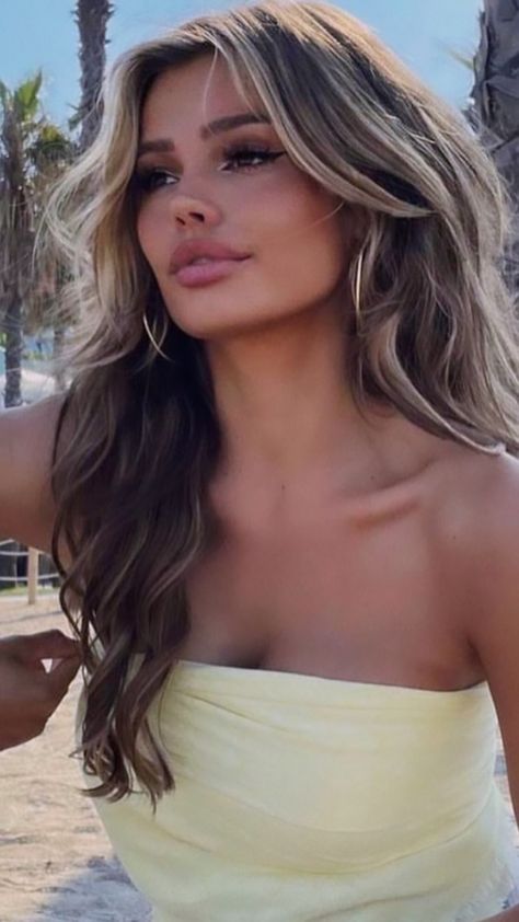 Blonde Hair On Dark Features, Homecoming Long Hairstyles, Laura Celia Valk, Laura Celia Hair, Blonde Hair On Mexican Women, Latina Blonde Hair Olive Skin, Sofia Vergara Hair, Laura Celia, Ice Hair