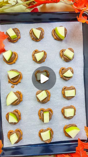 Stephanie Gigliotti on Instagram: "The best fall treat! 🍁
Place pretzels on a sheet pan, add a rolo candy. Bake at 250°F 3-5 minutes. Press on a chunk of granny smith apple. Enjoy!
Tip! To prevent the apples from turning brown, cut the apples into chunks and soak for 5 minutes in a bowl of water with 1 teaspoon of salt. Rinse the apples and pat dry. 

#falltreat #caramelapples #caramelapplebites #rolo" Pretzel Thanksgiving Treats, Fall Decor With Apples, Pretzel Halloween Treats, Rollo Pretzels, Pretzel Rolo, Stephanie Gigliotti, Apple Pretzels, Caramel Apple Bites, Rolo Candy