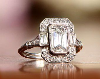 What Is Art Deco, Deco Engagement Rings, Art Deco Engagement Rings, Bijoux Art Deco, Art Deco Emerald Ring, Emerald Rings, Emerald Cut Diamond Ring, Unusual Rings, Wedding Rings Halo