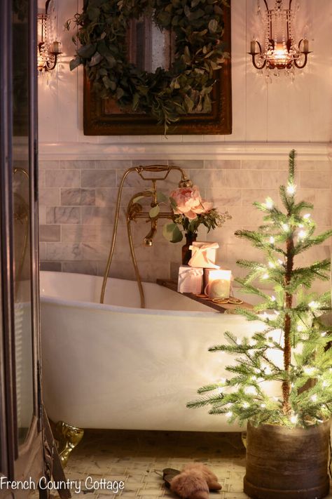 French Country Bathtub, Christmas Cottage Decor Ideas, French Cottage Christmas, French Country Bathroom Ideas, Christmas Cottage Decor, Cottage Christmas Decorating, French Country Home Interiors, French Country Homes, French Cottage Bathroom