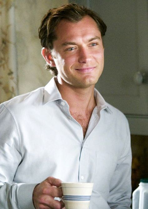 Jude Law in The Holiday (2006). Written, produced and directed by Nancy Meyers. Jude Law The Holiday, Nancy Meyers, Hey Jude, Jude Law, Cameron Diaz, Holiday Movie, Kate Winslet, British Actors, Film Serie