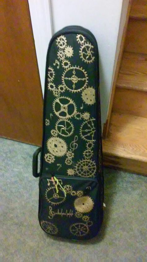 Violin case painted with gold gears and music notes for a sreampunk costume Custom Violin, Customized Violin, Violin Decoration, Violin Case Ideas, Violin Case Decoration, Violin Case, Music Notes, Musical Instruments, Violin