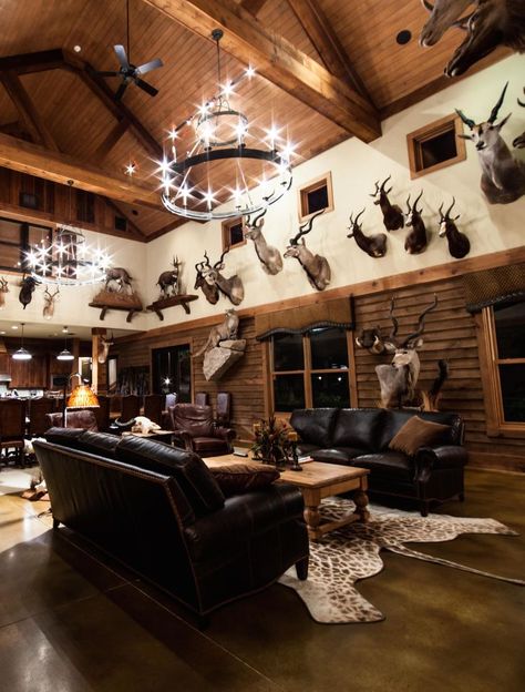 Hunting Cabin Living Room, Hunting Trophy Room Ideas, Hunt Room, Hunting Room Ideas, Hunting Bedroom, Country Man Cave, Hunting Room Decor, Hunting Man Cave, Hunting Lodge Decor